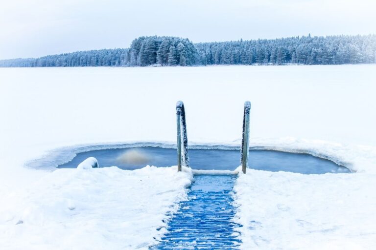 nager dans l'eau glacée